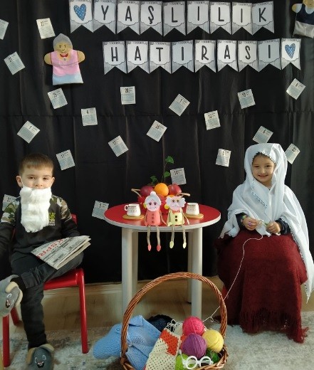 Minik öğrencilerden “Biz Yaşlanınca” gösterimi