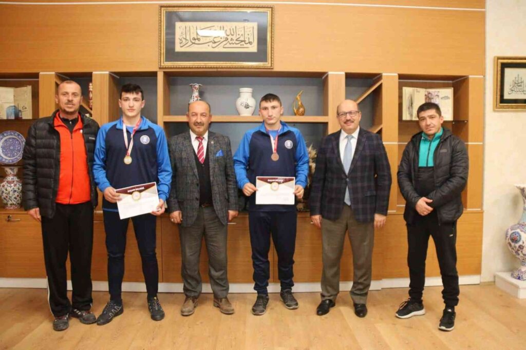 Müdür Başyiğit, boks şampiyonu öğrencileri kabul etti