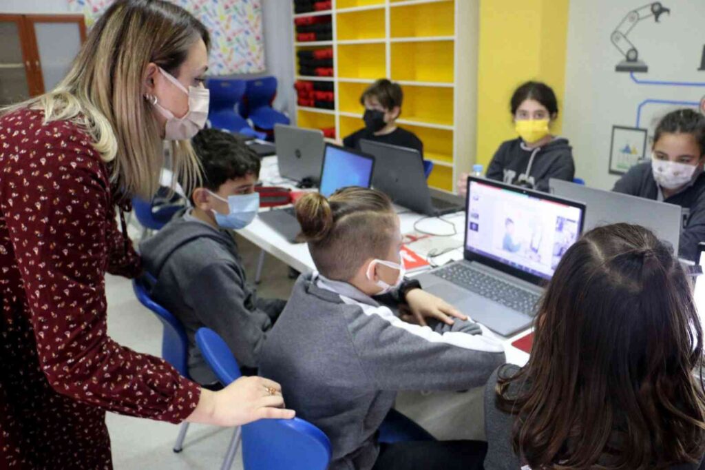 Öğrencilere iklim değişikliği anlatılıyor