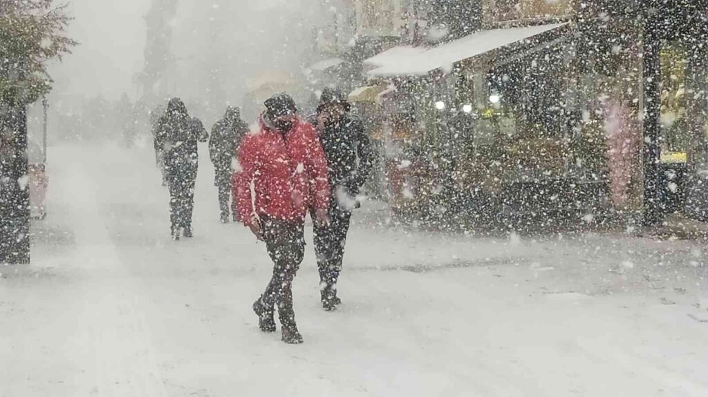 (ÖZEL) Kütahya’daki kar fırtınasında göz gözü görmedi