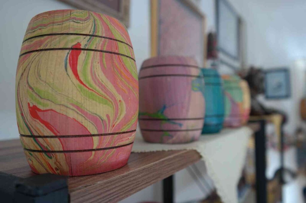 (ÖZEL) Taşı dahi ‘Ebru’ ile sanat eserine dönüştürüyor