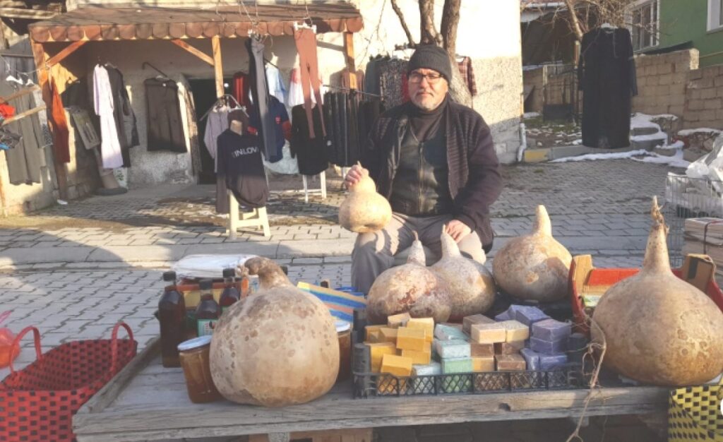 Pazarda satışa çıkan su kabakları ilgi odağı