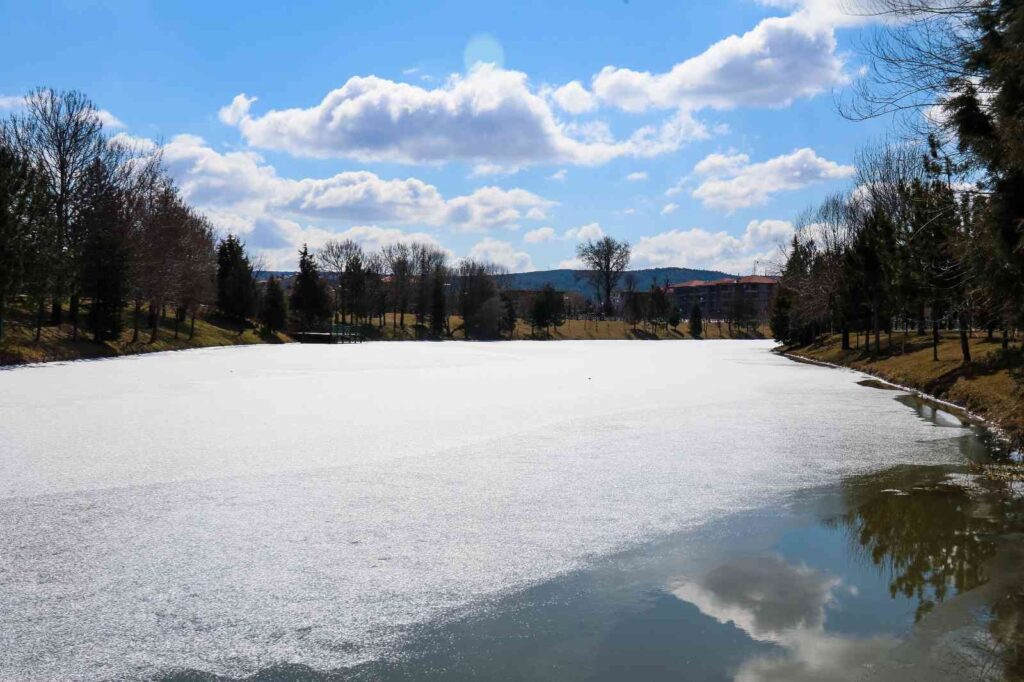 Porsuk Çayı mart ayında da buz tuttu