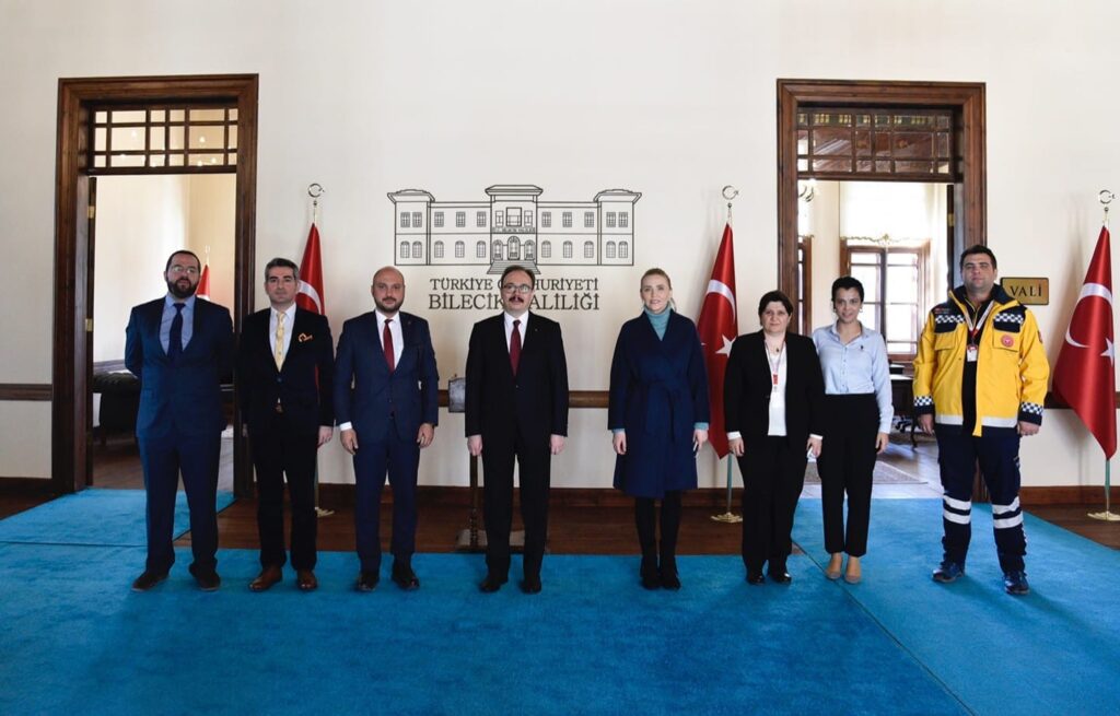 Sağlık çalışanlarını makamında ağırladı