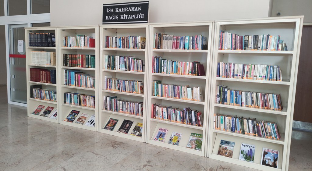 Şair İsa Kahraman’dan DPÜ’ye kitap bağışı