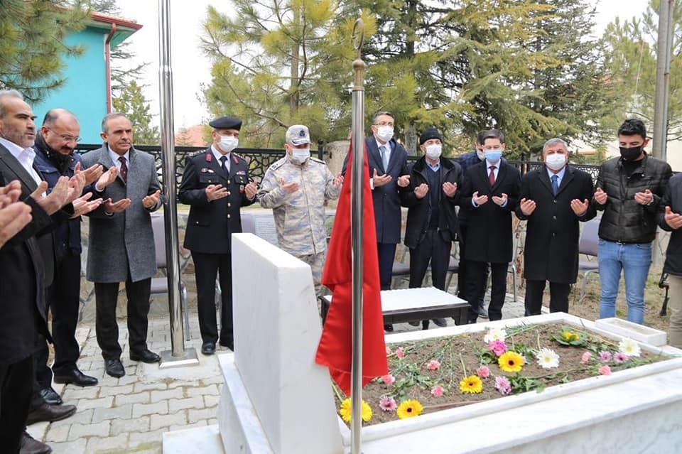 Şehit Uzman Çavuş Yaşar Çakır, kabri başında dualarla anıldı