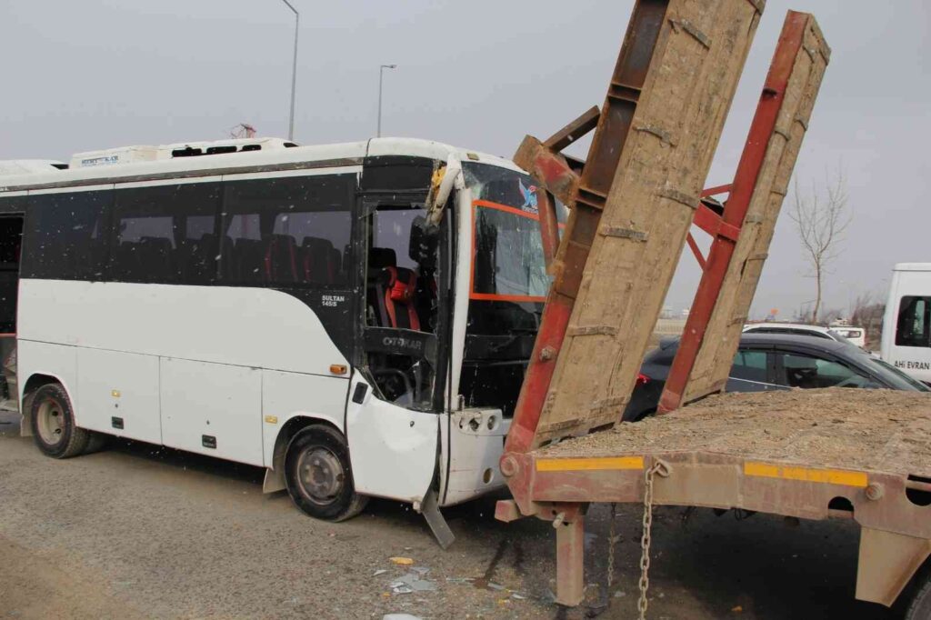 Servis aracı tıra arkadan çarptı, 7 öğrenci hafif şekilde yaralandı