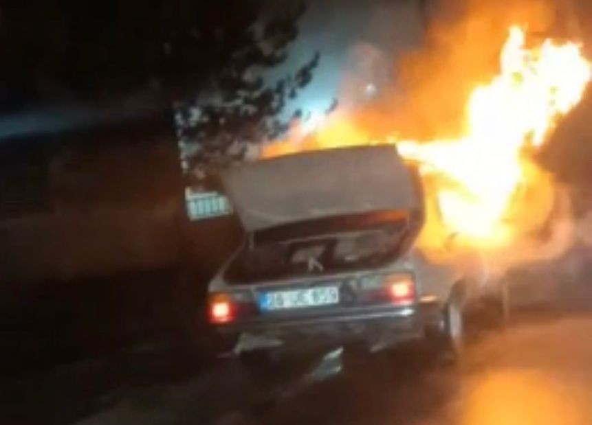 Seyir halindeki otomobil alevlere teslim oldu