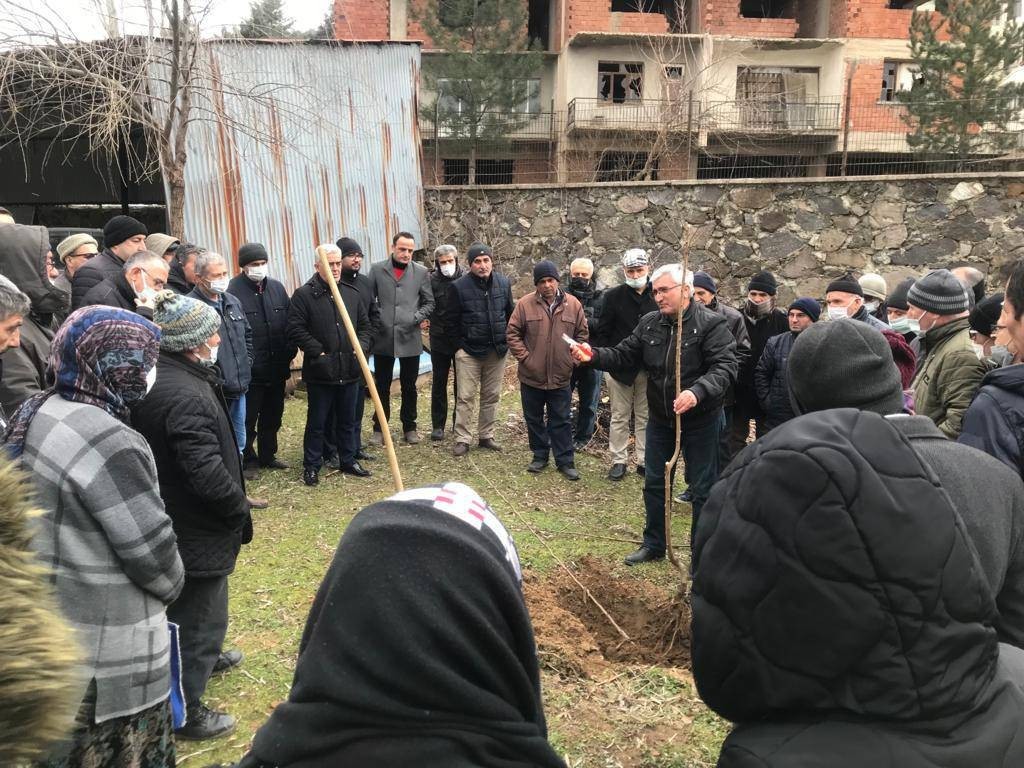 Simav’da meyve ağaçlarında budama kursunda uygulamalı eğitim