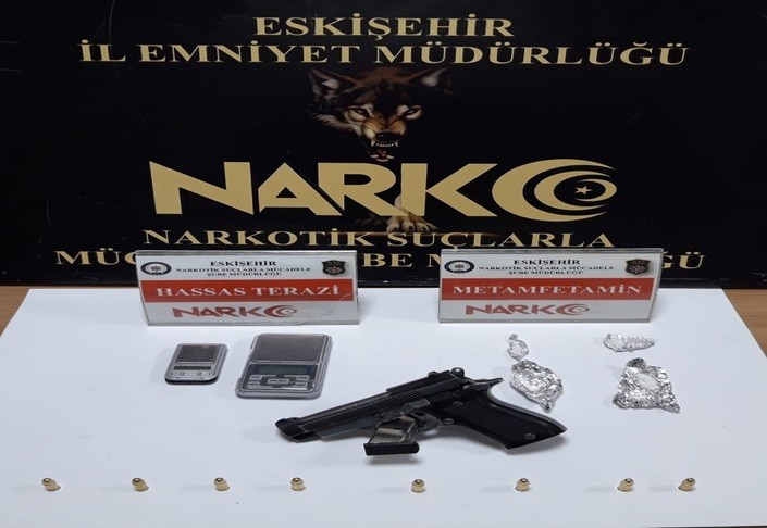 Şüpheli şahıstan uyuşturucu madde ve silah ele geçirildi