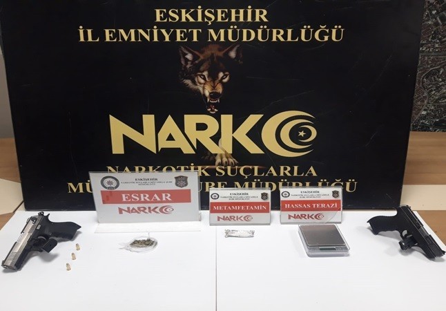 Şüpheli şahsın üzerinde uyuşturucu madde ve silah bulundu