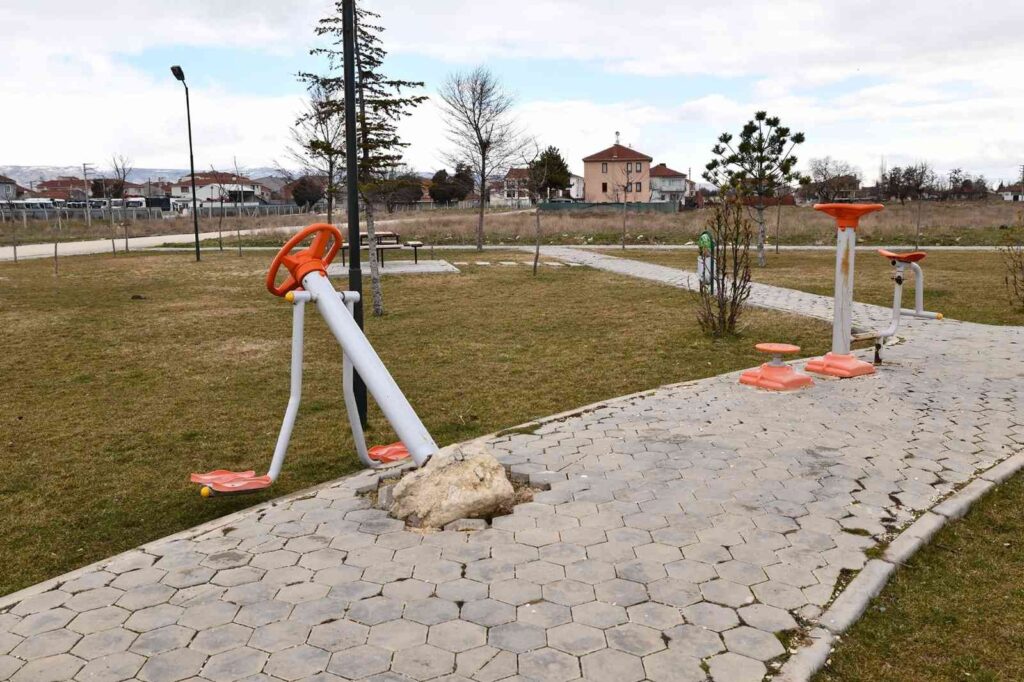 Tepebaşı’nda parklar magandaların hedefi oldu