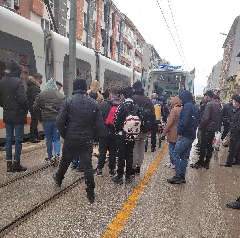 Tramvayın çarptığı işitme engelli kadın ağır yaralandı