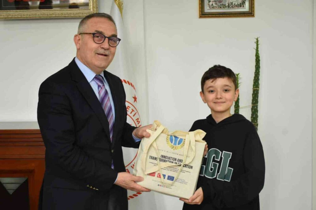 Türkiye finaline kalan öğrencileri makamında ağırladı