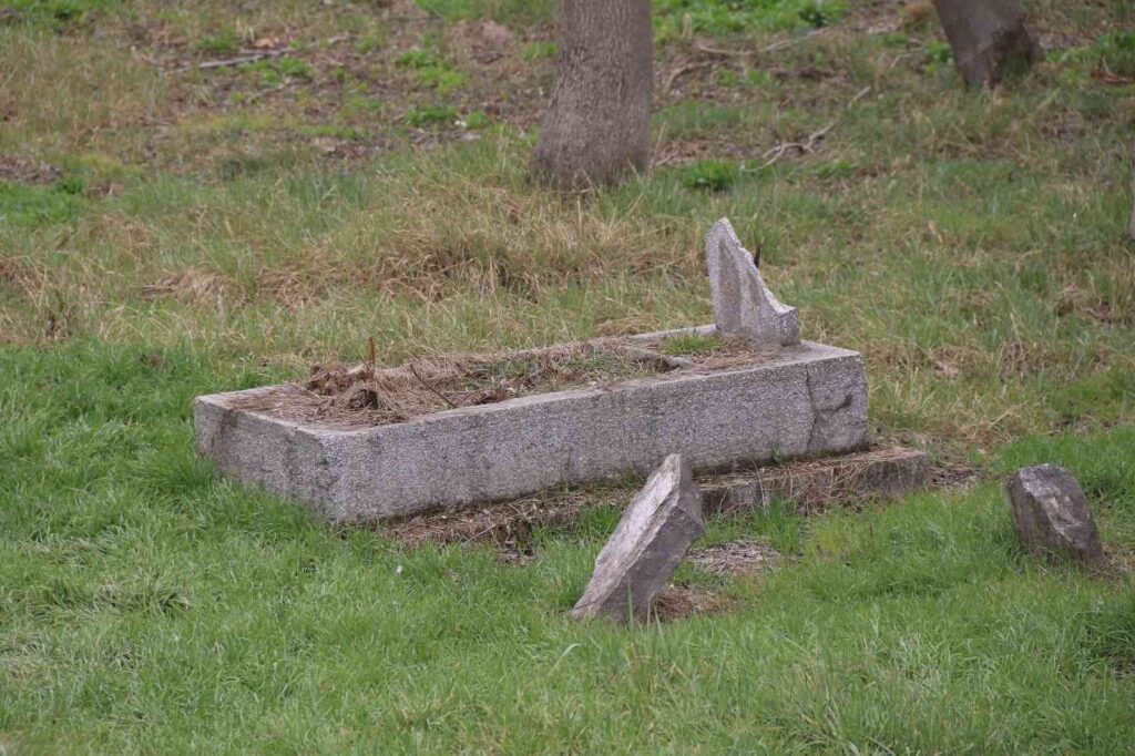 Yeri değişen mezarlıktan geriye kalan kabirlerin içler acısı hali