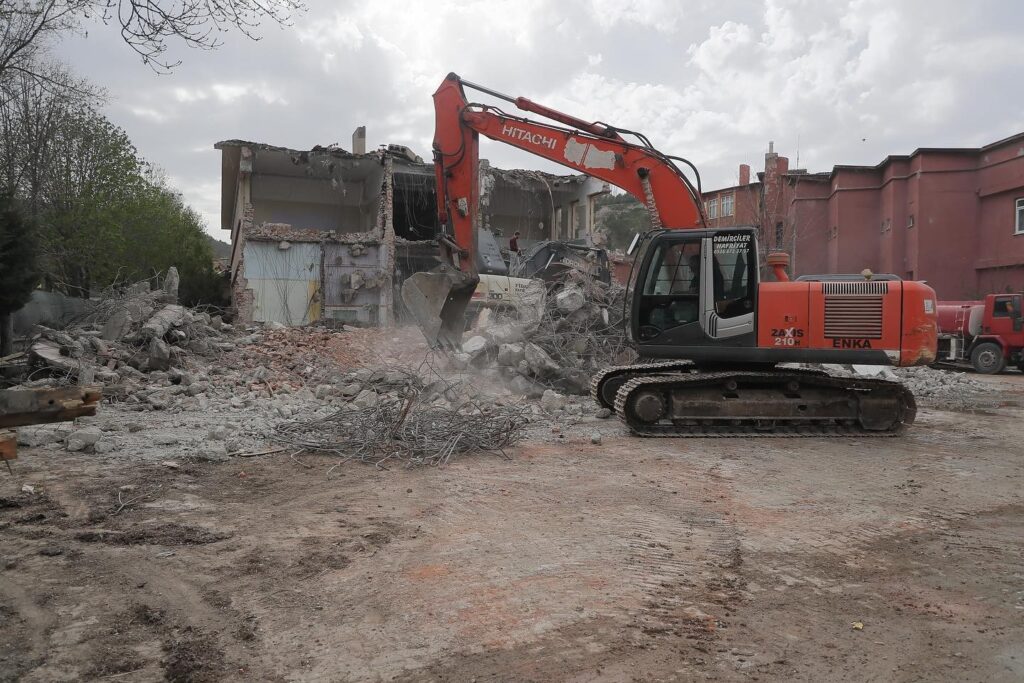 30 Ağustos İlkokulu’nun yıkımı başladı