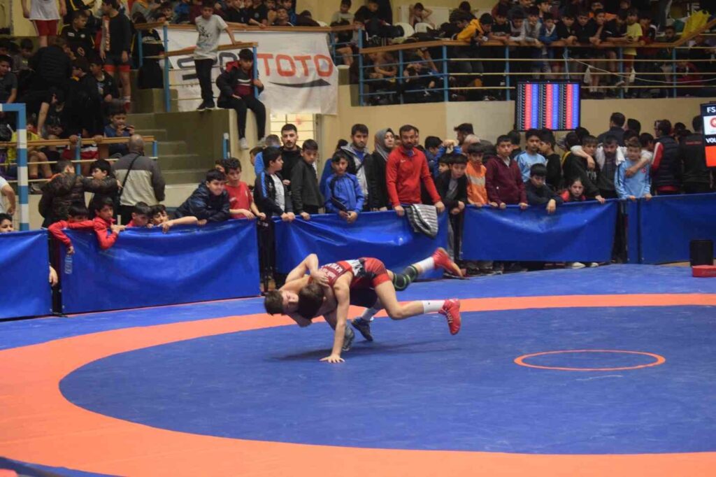 Afyonkarahisar’da U11-U13 Türkiye Güreş Şampiyonası devam ediyor