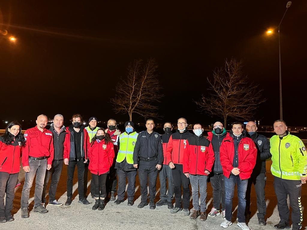 AKUT Eskişehir’den nöbet tutan polislere ziyaret