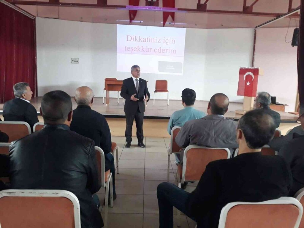 Altıntaş’ta çiftçiler sulama suyu konusunda bilgilendirildi