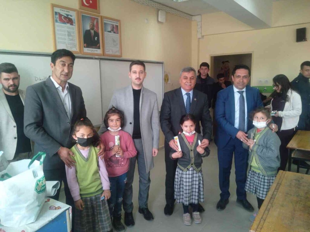 Altıntaş’ta ilkokul öğrencilerine diş taraması ve diş sağlığı eğitimi