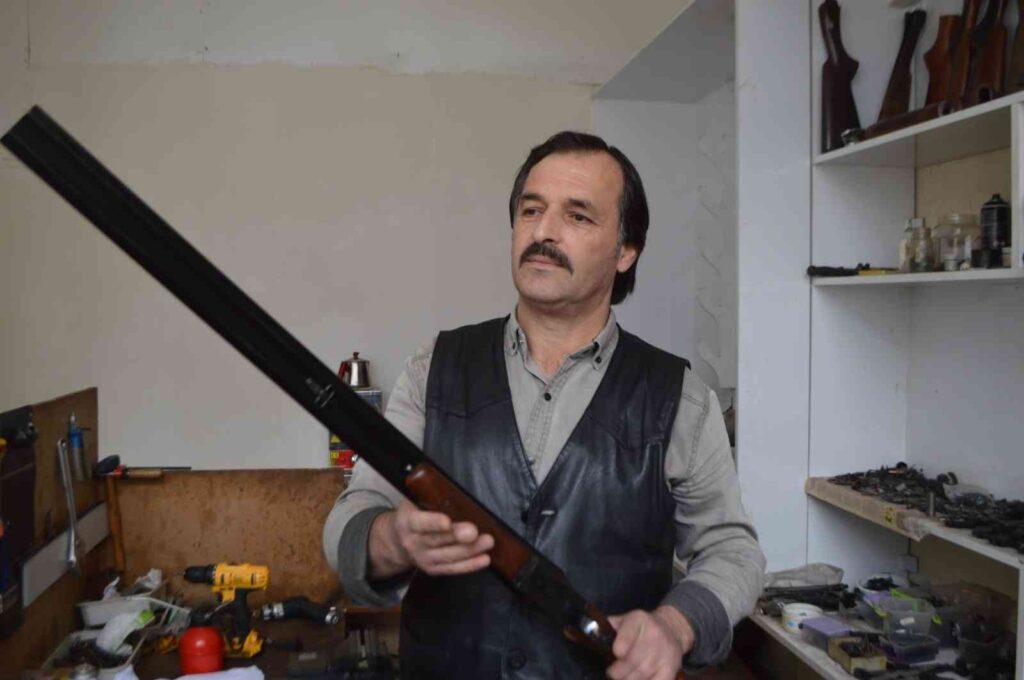 Avcılar, tüfeklerinin bakımını işte böyle yapıyor