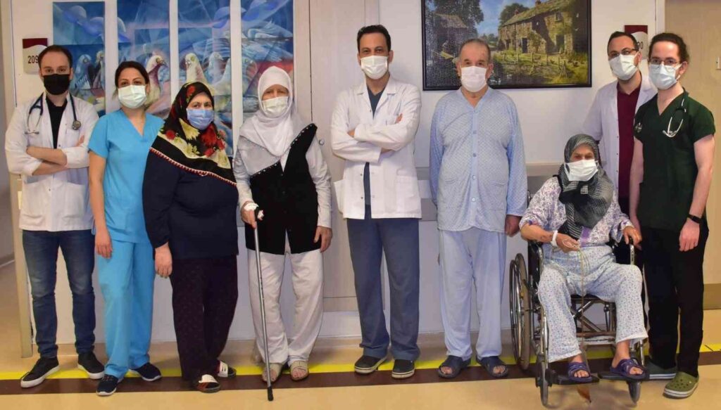 Aynı günde dört hastaya ameliyatsız kalp kapağı takıldı