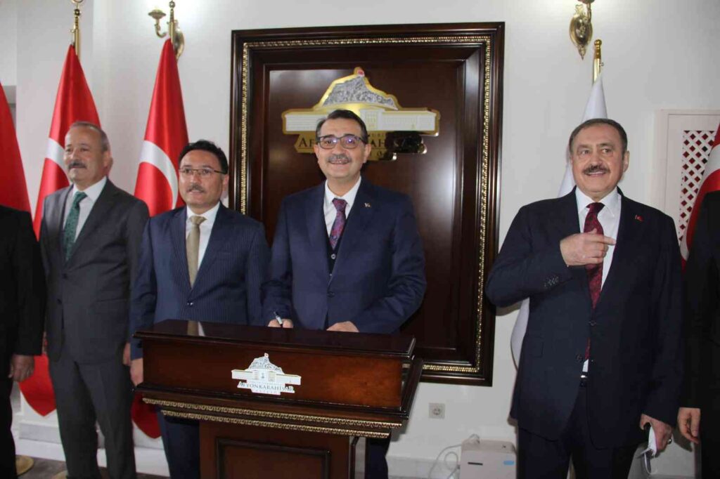 Bakan Dönmez, Afyonkarahisar Valisi Gökmen Çiçek’i ziyaret etti