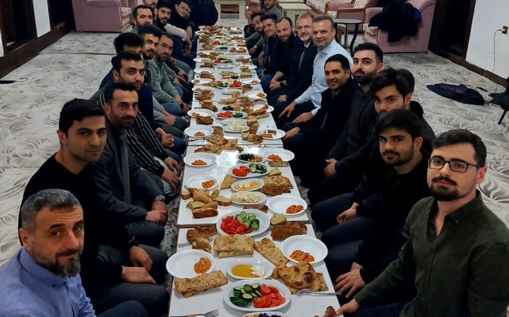 Başkan Ceyhun ve MKYK üyesi Şar, gençlerle sahurda buluştu