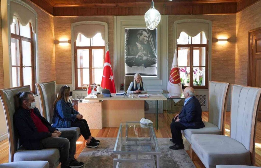 Başkan vekilinin makam odasından CHP liderinin fotoğraf karesini kaldırmasına tepki