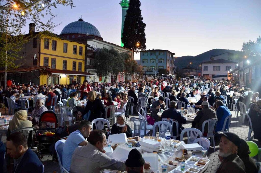 Bayırköy’da 2 bin kişi aynı iftar sofrasında buluştu