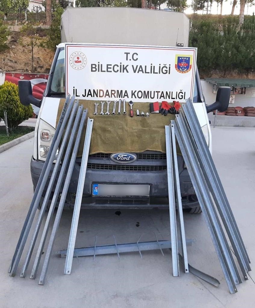 Bilecik’te elektrik direklerine dadanan hırsızlar yakalandı