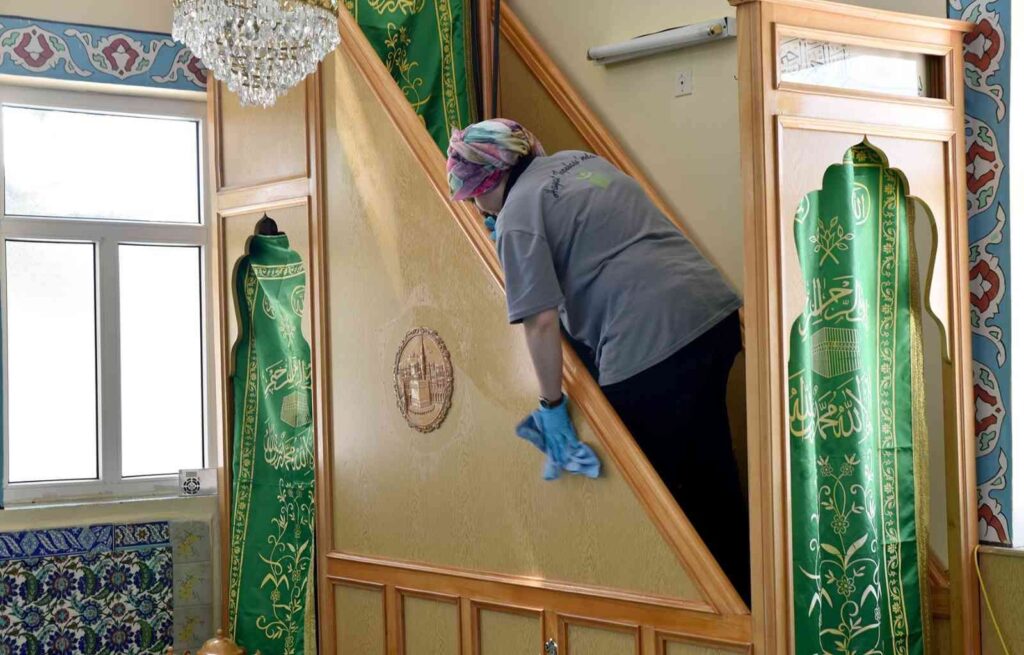 Camilerde bayram temizliği