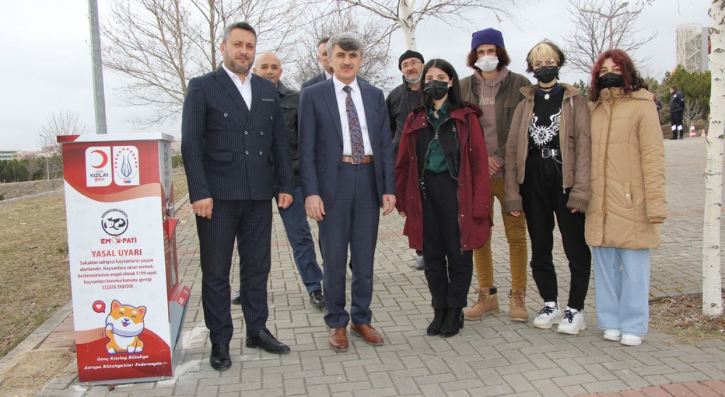 DPÜ’de sokak hayvanları için mamamatik uygulaması