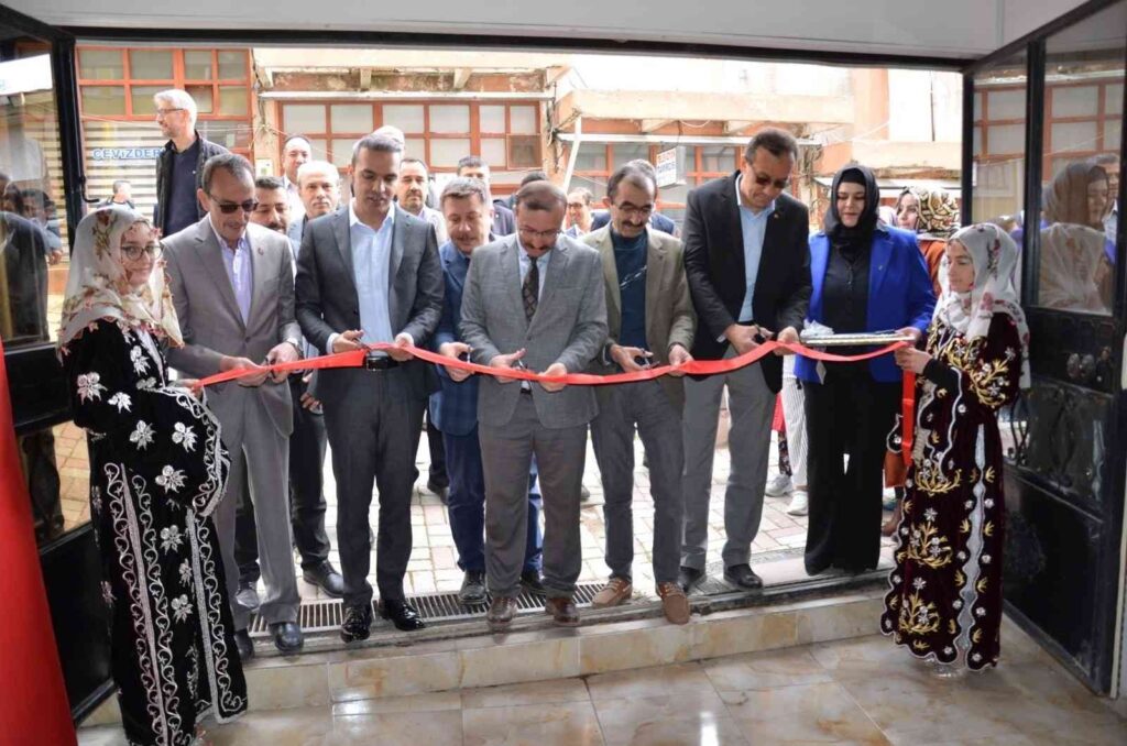 Emet’te resim ve el sanatları sergisi açıldı