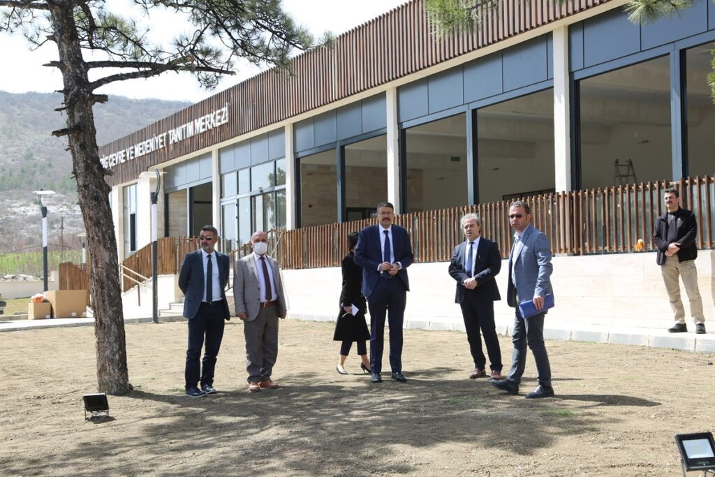 Frig Çevre ve Medeniyet Tanıtım Merkezi’ni inceledi