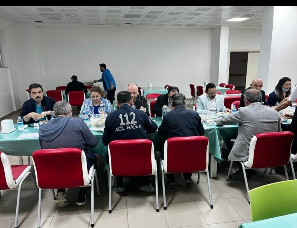Gediz Kaymakamı Hakan Alkan sağlık çalışanları ile iftarda bir araya geldi