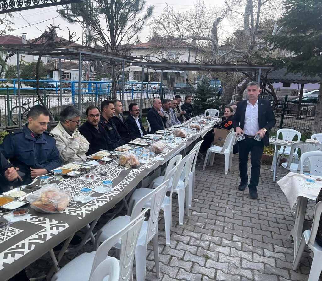 Gediz’de Kaymakam Hakan Alkan köyde iftara katıldı