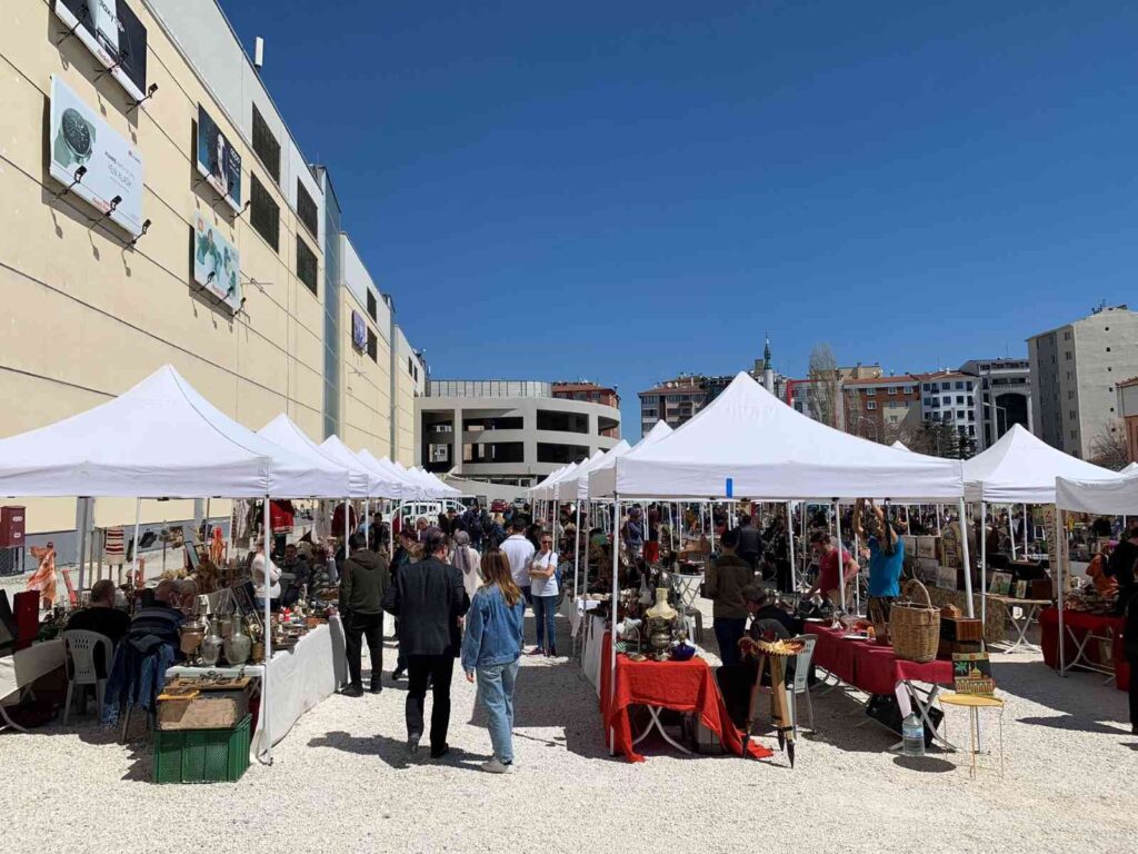 Gençlerin yeni gözdesi antika pazarı oldu