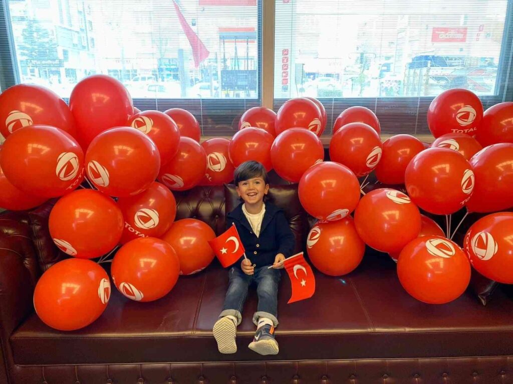 Hediye bayrak ve balonlar ilgi gördü