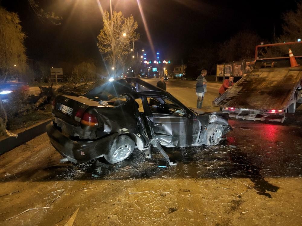 Hurdaya dönen araçtaki 2 kişi yaralandı