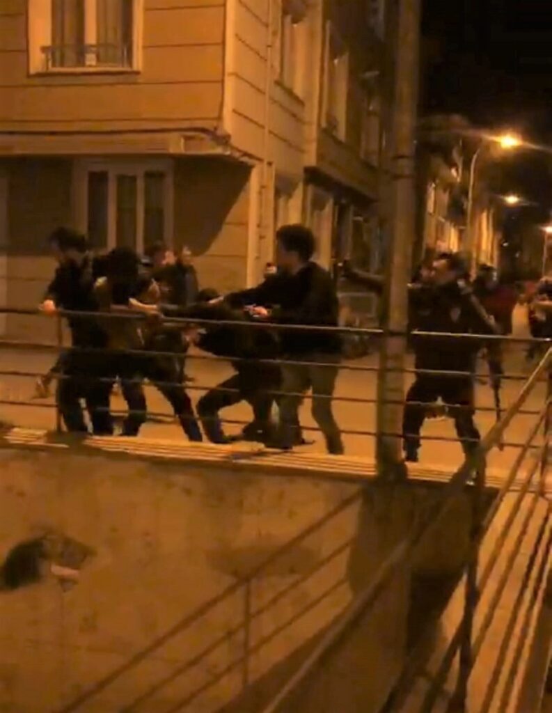 İki grup arasında çıkan kavgada tekme ve yumruklar konuştu