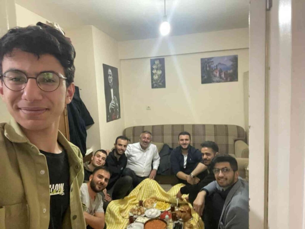 İl Başkanı Yıldırım öğrencilere kendi elleriyle sahur yemeği yaptı