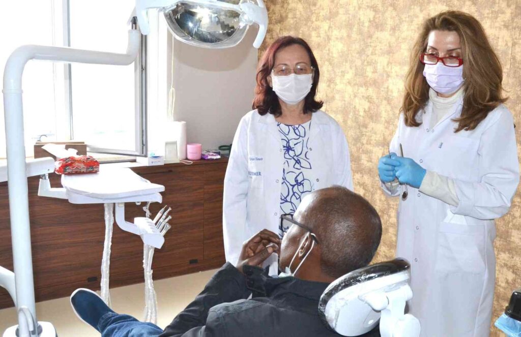 Kanser yüzünden kaybettiği dişlerine yeniden kavuştu