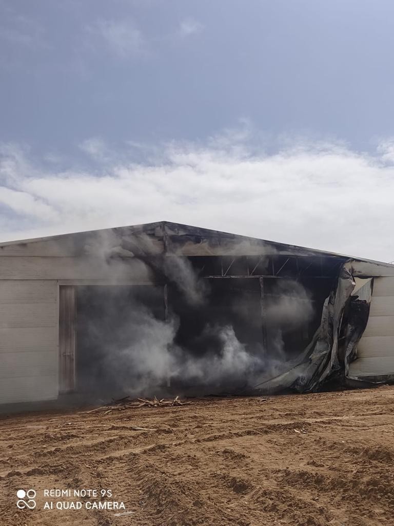 Kaynak kıvılcımından çıkan yangında fabrika kül oldu