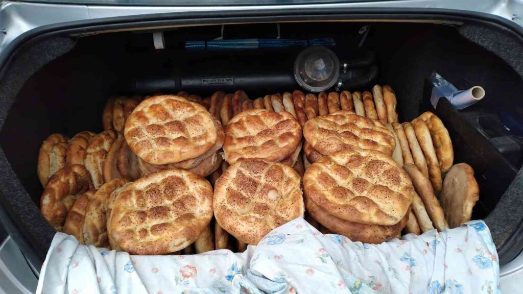 Köy imamı köylülere ücretsiz pide dağıtıyor