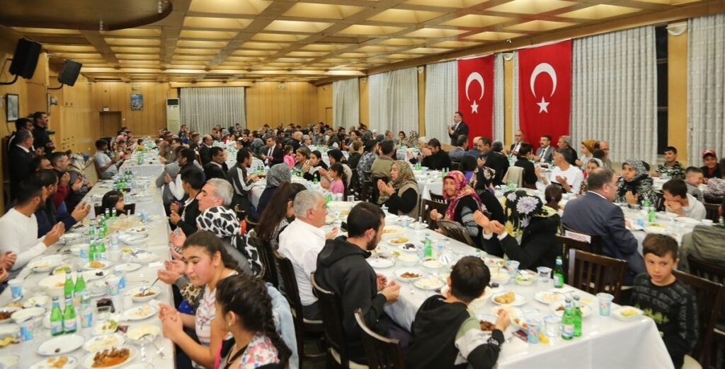 Kütahya protokolü Romanlarla iftarda bir araya geldi