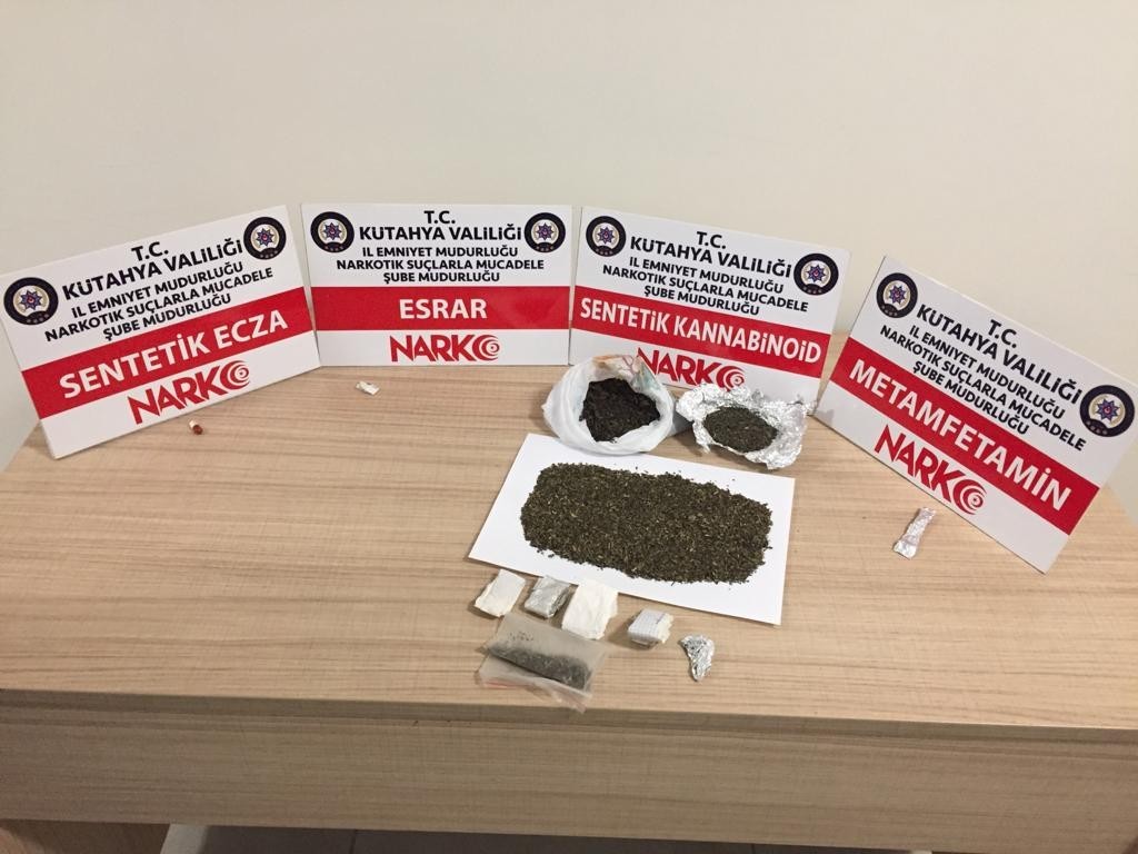 Kütahya’da 3 kişinin üzerinden uyuşturucu çıktı