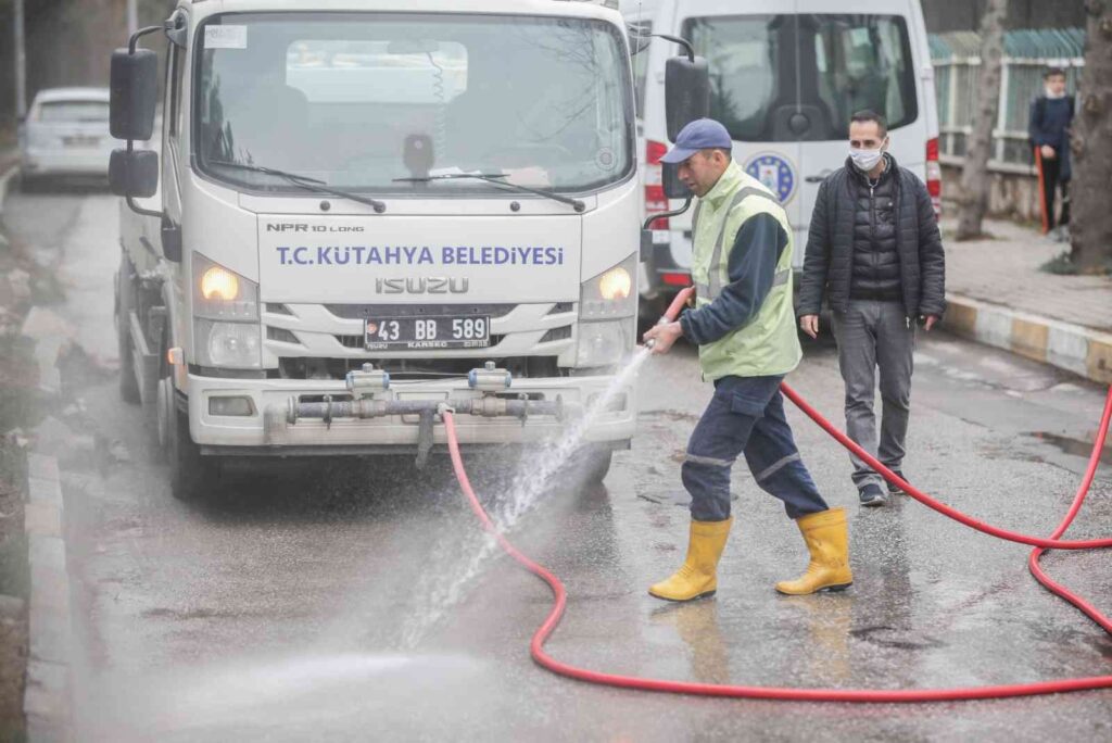 Kütahya’da cadde ve sokaklar yıkanıyor