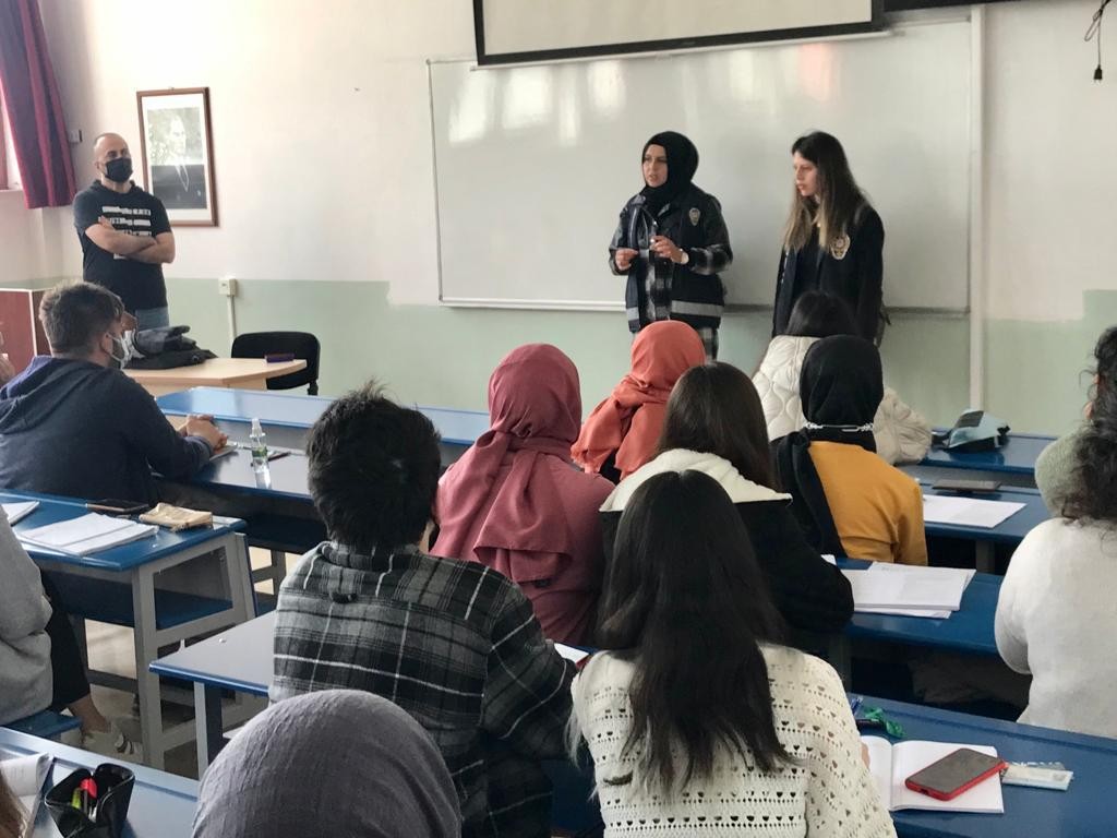 Kütahya’da üniversite öğrencilerine KADES Uygulaması anlatıldı