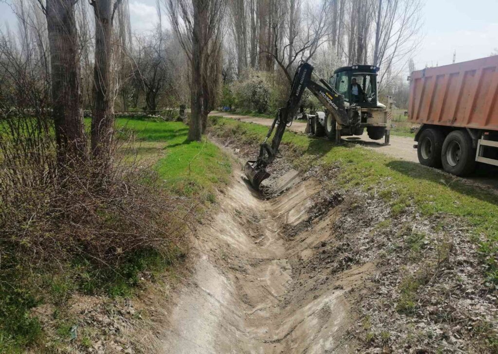Kütahya’daki sulama kanallarında temizlik